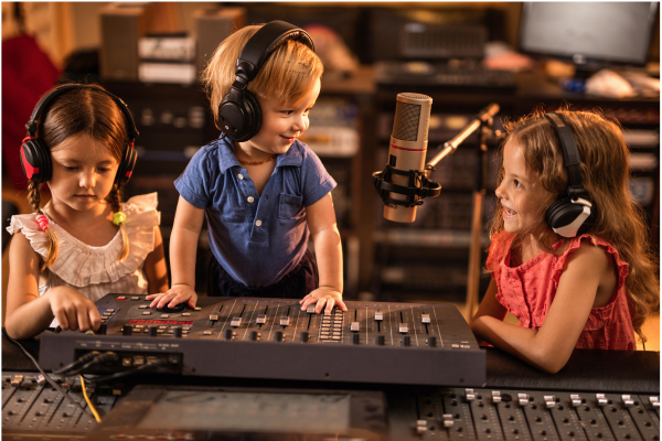 Alumnos en estudio de radio